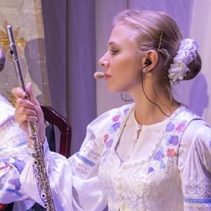 Преподаватель с флейтой в руках