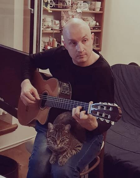 Девушка с флейтой на концерте